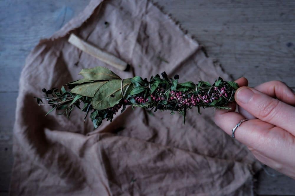 12 Herbes, résines et bois pour votre rituel de fumigation