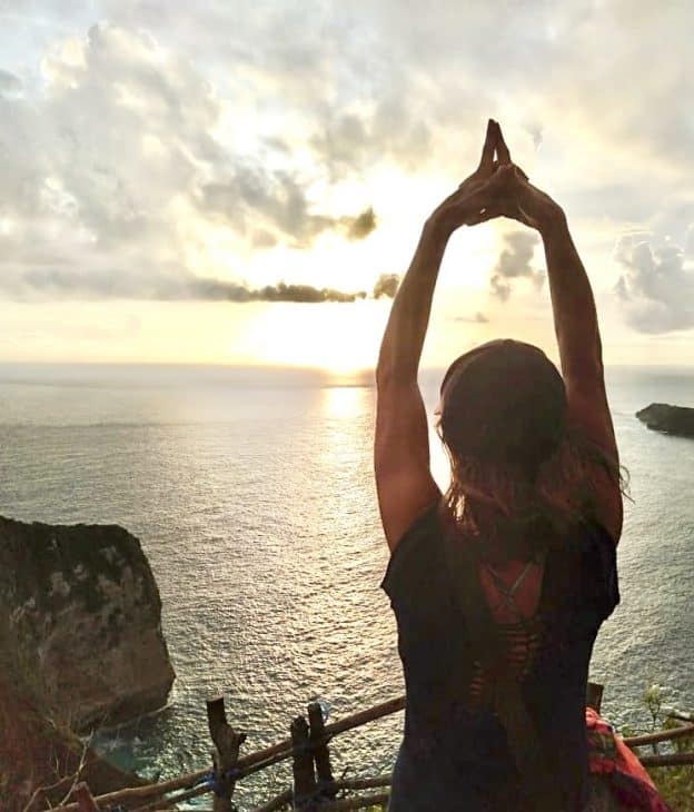 Yoga au coucher de soleil