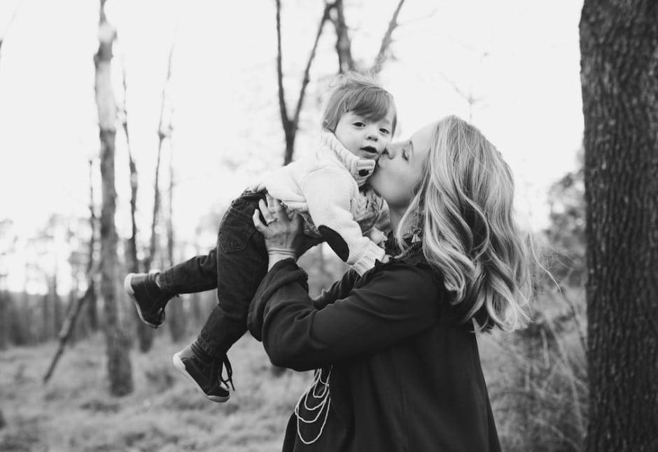 Être une maman, c’est aussi se guérir émotionnellement pour offrir le meilleur de soi à son enfant